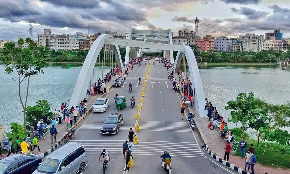 হাতিরঝিলে ককটেল বিস্ফোরণ, মোটরসাইকেলে আগুন